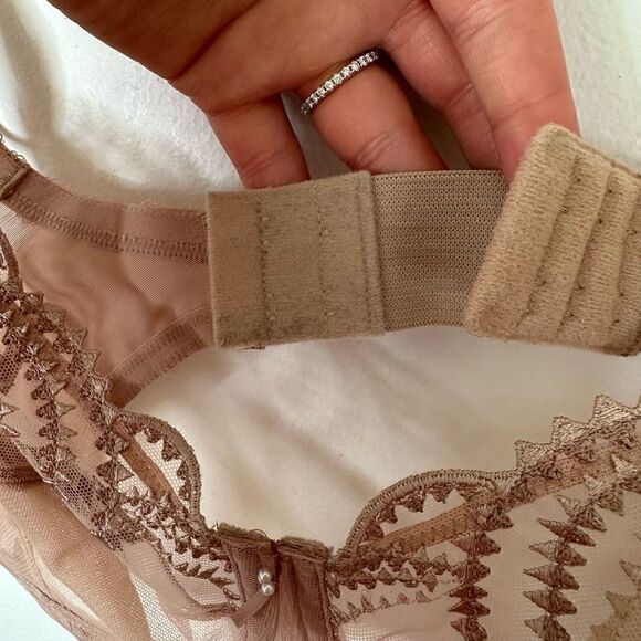 Wacoal Evocative Edge Full Figure Underwire Bra in Roebuck Nude - Picture 6 of 10